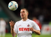 开云下载-绿茵场与羽毛球场，当碾压与带队诠释竞技体育的两极叙事