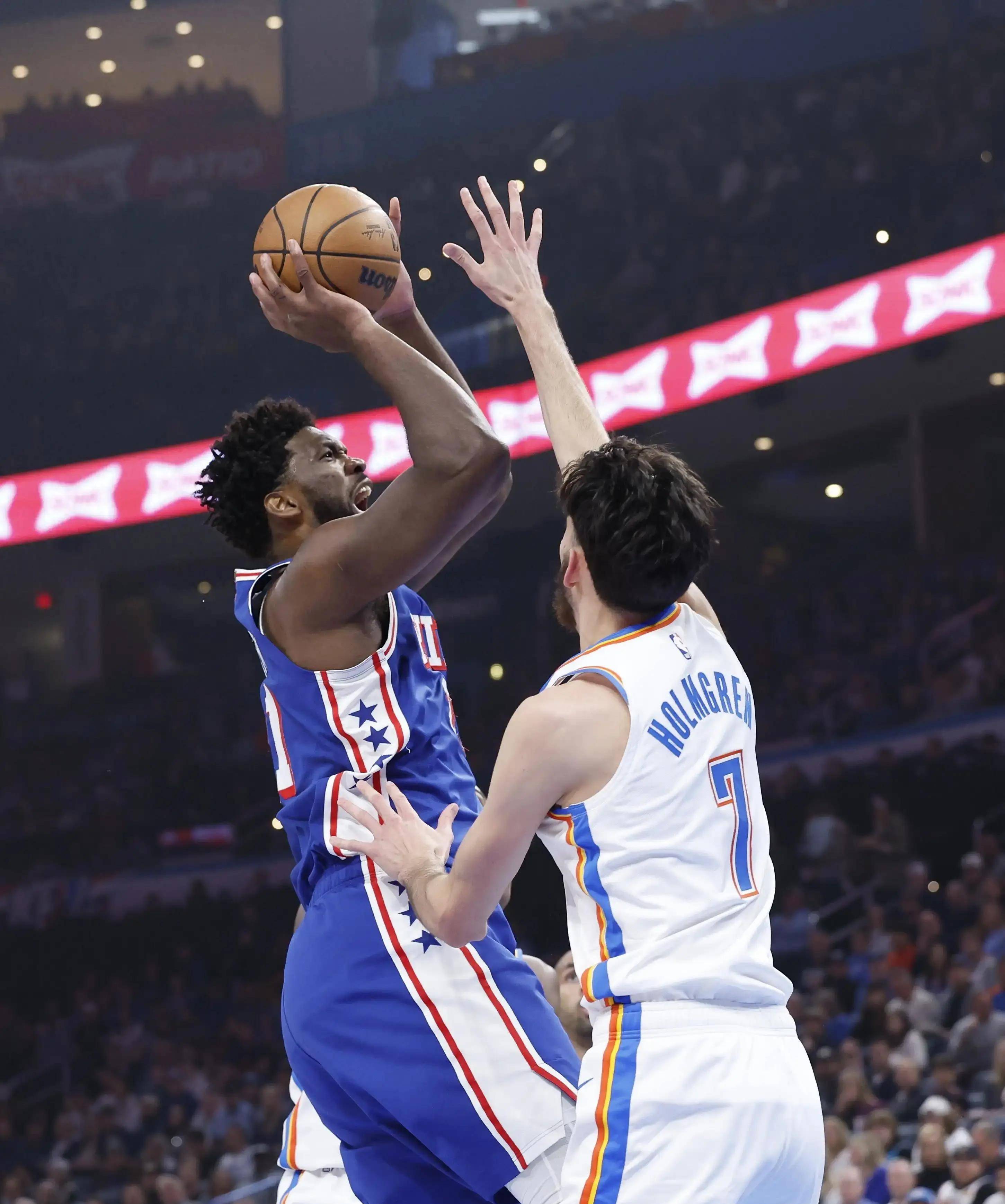 76人险胜雷霆，拉文三分雨点燃全场的简单介绍