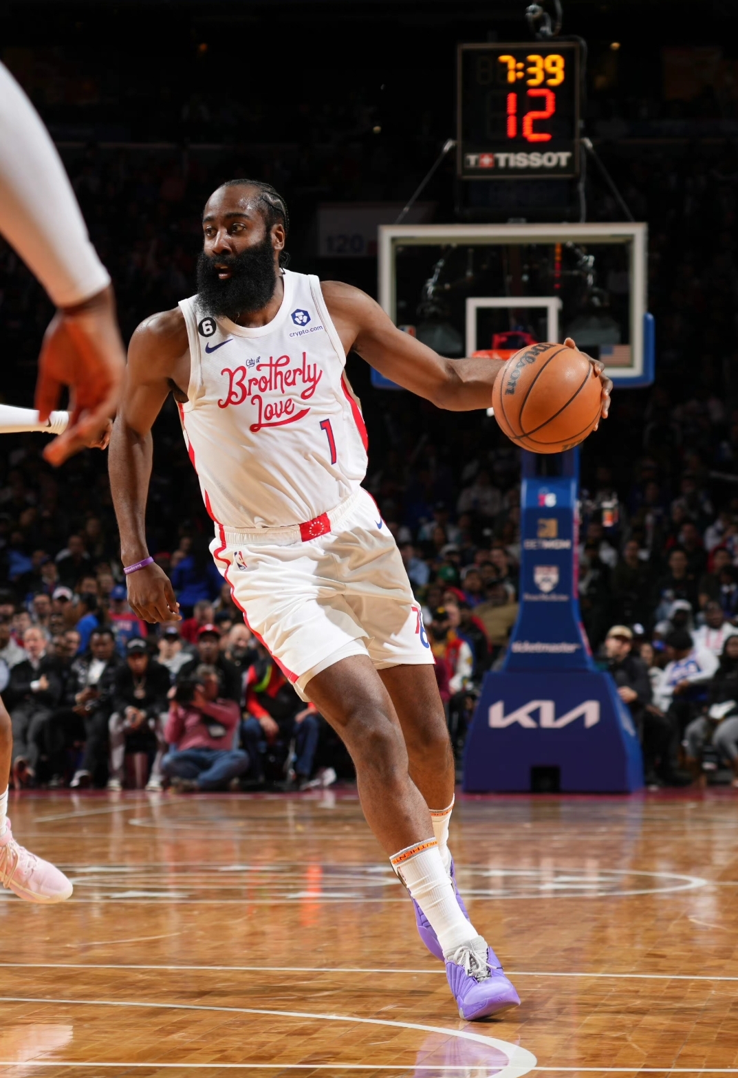 76人险胜雷霆，拉文三分雨点燃全场的简单介绍