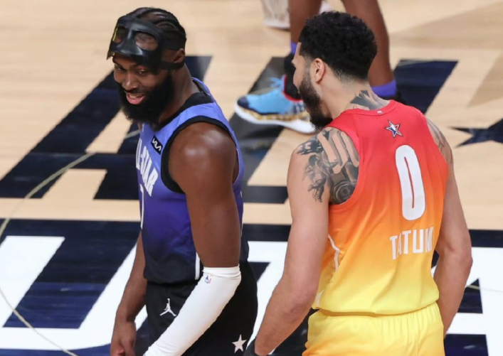 印度羽毛球队鏖战泰国羽毛球队，谌龙三分雨点燃全场