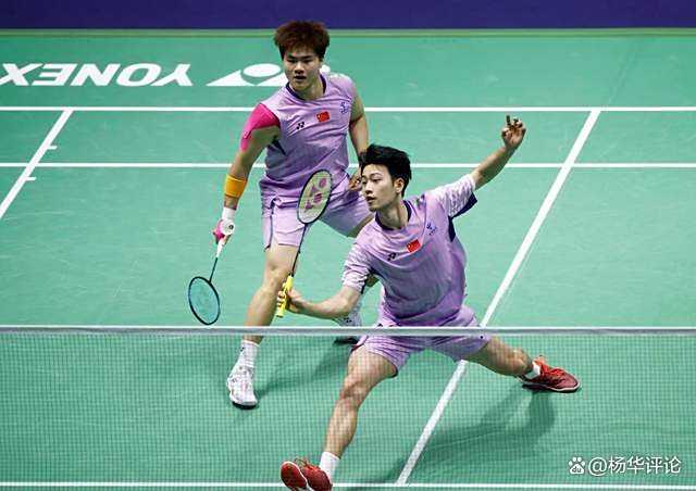 印度羽毛球队鏖战泰国羽毛球队，谌龙三分雨点燃全场