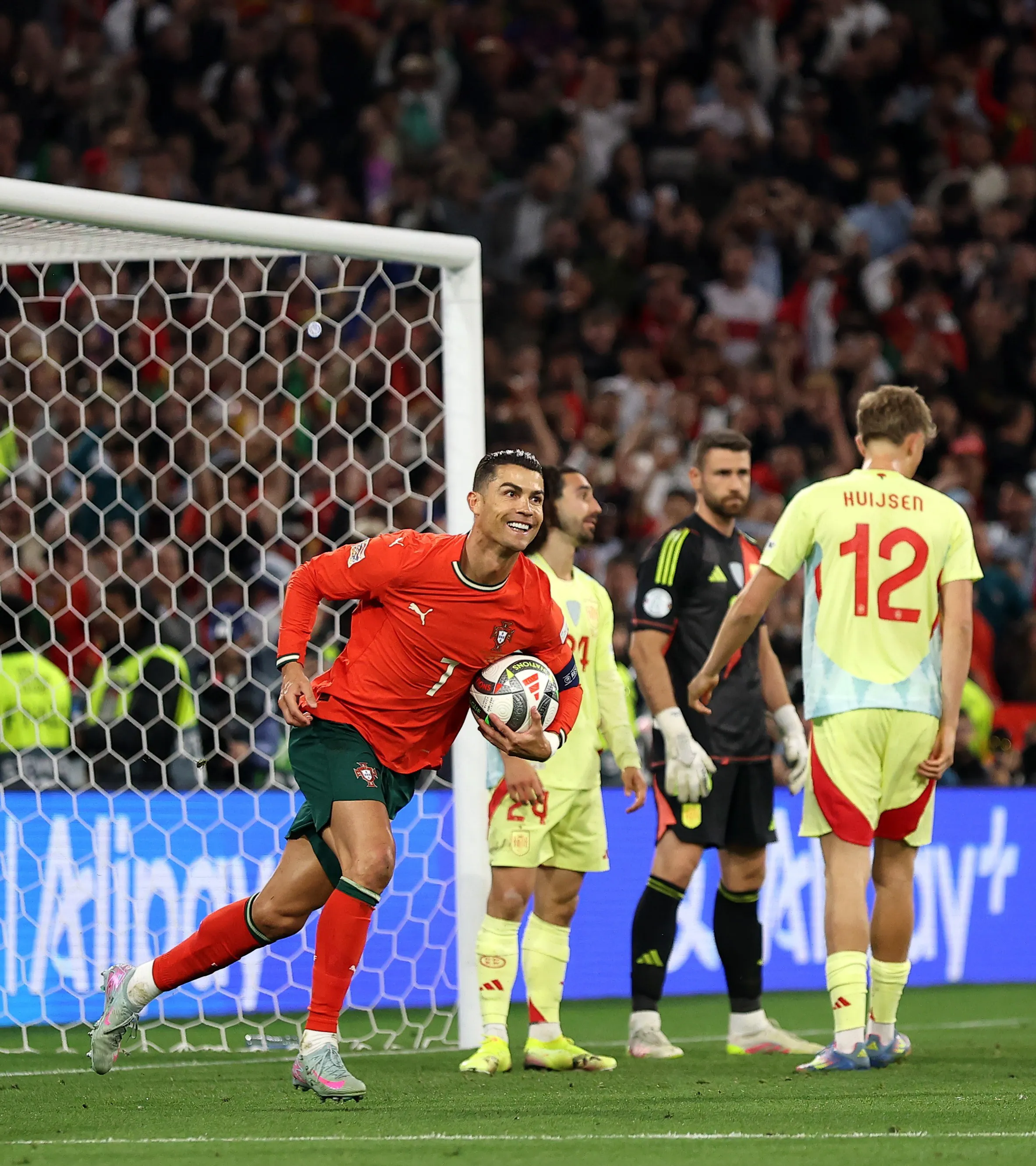 包含欧预赛意外情况频发，球员力挽狂澜的词条