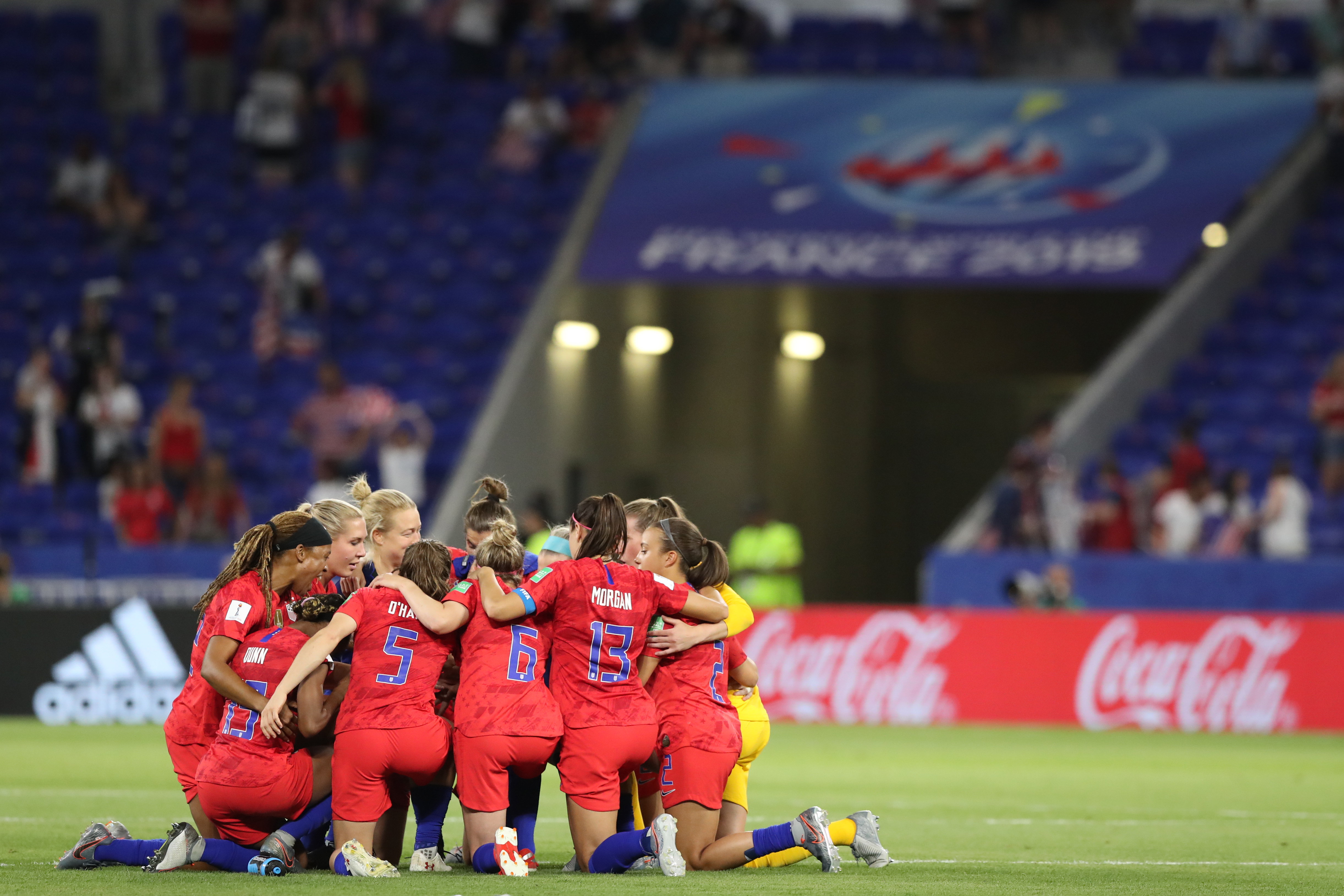 包含孟菲斯·迪佩助攻入球，帮助里昂获胜的词条