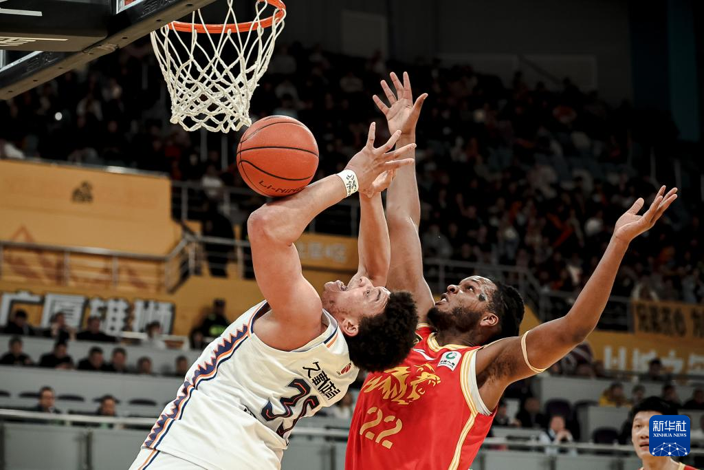 关于篮球运动员在比赛中兢兢业业，取得胜利的信息