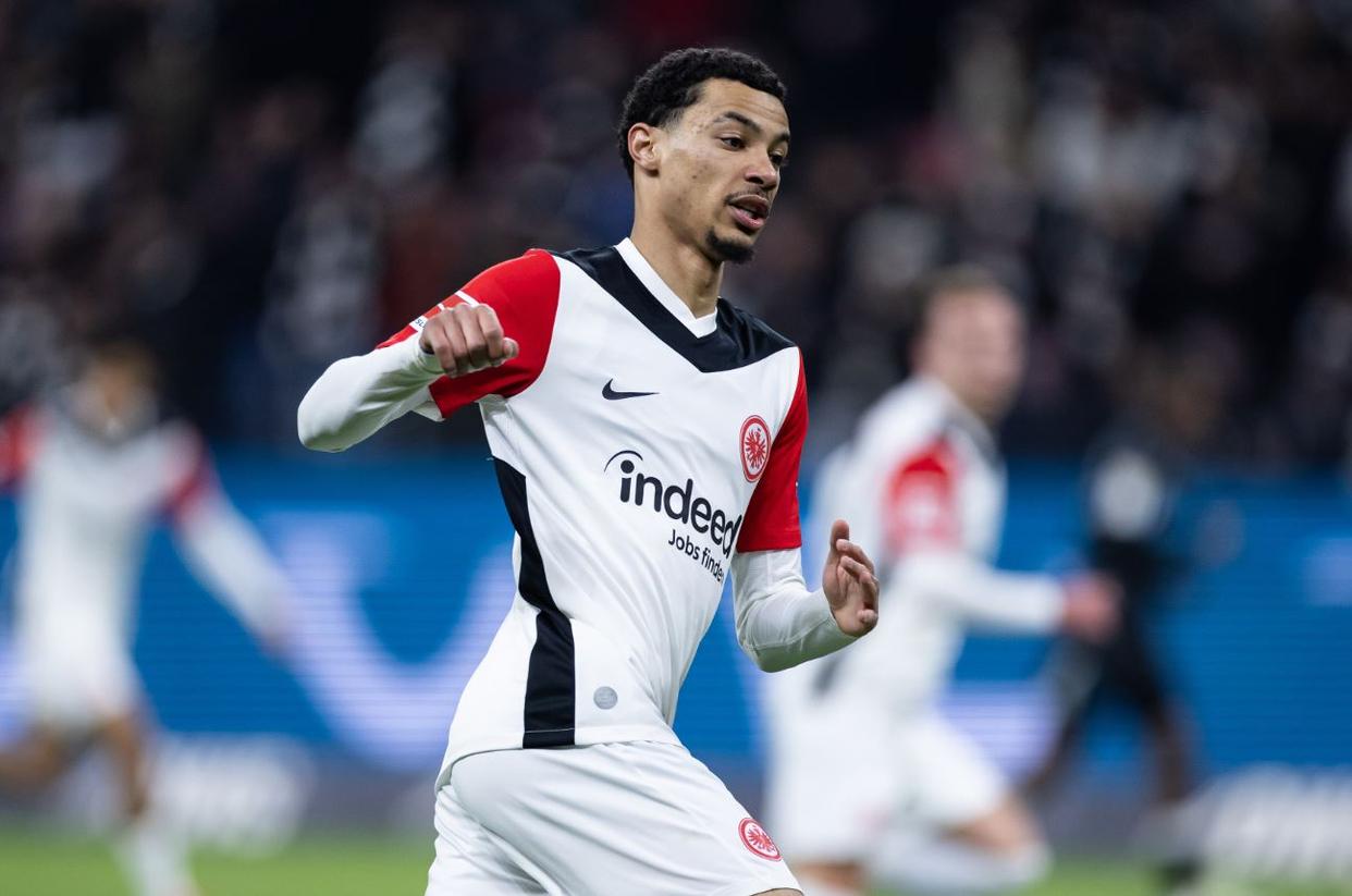 包含法兰克福青年队培养出新星，为球队增添活力的词条