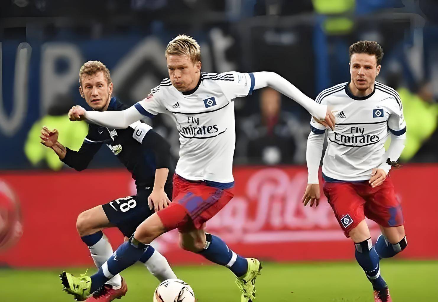 包含沙尔克04客场击败柏林赫塔，保持领跑势头继续领先的词条