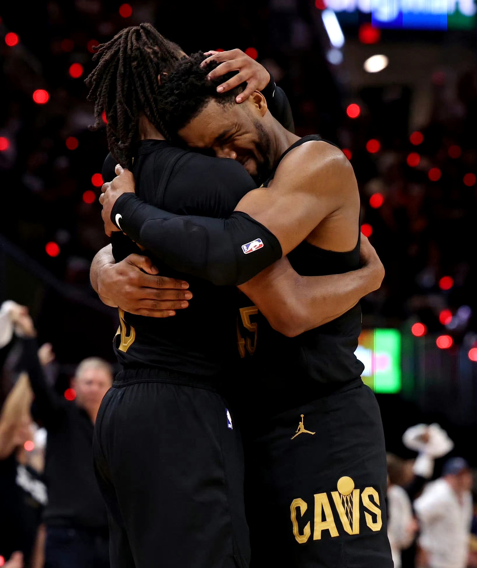 包含骑士轻取太阳，恩比德带队取胜的词条